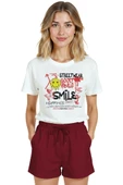 Kadın Beyaz Relaxed Fit %100 Pamuk Tişört – Grafiti Smile & Good Vibes Baskılı thumbnail 6