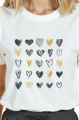 Kadın Beyaz Relaxed Fit %100 Pamuk Tişört – Karakalem & Altın Kalpler Düzeni Baskılı thumbnail 6