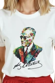 Kadın Beyaz Relaxed Fit %100 Pamuk Tişört – Renkli Atatürk Portre Suluboya Baskılı thumbnail 8
