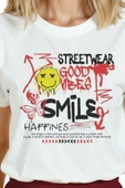 Kadın Beyaz Relaxed Fit %100 Pamuk Tişört – Grafiti Smile & Good Vibes Baskılı thumbnail 8