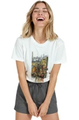 Kadın Beyaz Relaxed Fit %100 Pamuk Tişört – Yağmurlu Şehir Sokağı Suluboya Baskılı thumbnail 5
