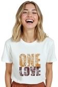 Kadın Beyaz Relaxed Fit %100 Pamuk Tişört – ONE LOVE Tipografi & Mozaik Baskılı thumbnail 4