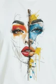 Kadın Beyaz Relaxed Fit %100 Pamuk Tişört – Bölünmüş Renkli Portre Baskılı thumbnail 7