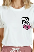Kadın Beyaz Relaxed Fit %100 Pamuk Tişört – Graffiti Tavşan Minyatür Baskılı thumbnail 7