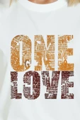 Kadın Beyaz Relaxed Fit %100 Pamuk Tişört – ONE LOVE Tipografi & Mozaik Baskılı thumbnail 8