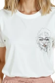 Kadın Beyaz Relaxed Fit %100 Pamuk Tişört – Tek Çizgi Yüz Minyatür Baskılı thumbnail 8