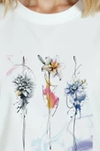 Kadın Beyaz Relaxed Fit %100 Pamuk Tişört – Suluboya Çiçekler & İnce Mürekkep Eskiz Baskılı thumbnail 7
