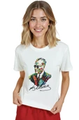 Kadın Beyaz Relaxed Fit %100 Pamuk Tişört – Renkli Atatürk Portre Suluboya Baskılı thumbnail 3