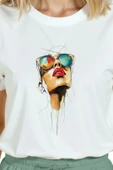 Kadın Beyaz Relaxed Fit %100 Pamuk Tişört – Renkli Gözlük ve Rujlu Portre Baskılı thumbnail 7
