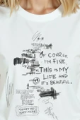 Kadın Beyaz Relaxed Fit %100 Pamuk Tişört – Çizgisel Doodle & Tipografi Baskılı thumbnail 6