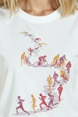 Kadın Beyaz Relaxed Fit %100 Pamuk Tişört – Suluboya Koşu & Bisikletçi Çizgisel Baskılı thumbnail 8
