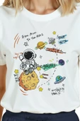 Kadın Beyaz Relaxed Fit %100 Pamuk Tişört – Doodle Astronot & Uzay Baskılı thumbnail 8
