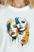 Kadın Beyaz Relaxed Fit %100 Pamuk Tişört – Soyut Çok Renkli Yüzler Baskılı thumbnail 8