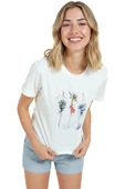Kadın Beyaz Relaxed Fit %100 Pamuk Tişört – Suluboya Çiçekler & İnce Mürekkep Eskiz Baskılı thumbnail 3