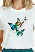 Kadın Beyaz Relaxed Fit %100 Pamuk Tişört – Renkli Kelebek Suluboya Baskılı thumbnail 8
