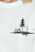 Kadın Beyaz Relaxed Fit %100 Pamuk Tişört – Suluboya Kamp & Çadır İllüstrasyonlu thumbnail 8