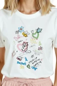 Kadın Beyaz Relaxed Fit %100 Pamuk Tişört – Doodle Pet Park & Kedi Karalama Baskılı thumbnail 8