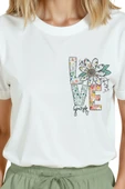 Kadın Beyaz Relaxed Fit %100 Pamuk Tişört – LOVE Harfli Çiçek Göğüs Baskılı thumbnail 7