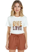 Kadın Beyaz Relaxed Fit %100 Pamuk Tişört – ONE LOVE Tipografi & Mozaik Baskılı thumbnail 7