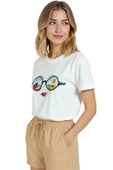 Kadın Beyaz Relaxed Fit %100 Pamuk Tişört – Güneşli Plaj & Gözlük Refleksi Baskılı thumbnail 2