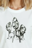 Kadın Beyaz Relaxed Fit %100 Pamuk Tişört – Monokrom Soyut Yüzler Baskılı thumbnail 7