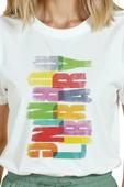 Kadın Beyaz Relaxed Fit %100 Pamuk Tişört – Renkli Brush Tipografi Baskılı thumbnail 7