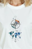 Kadın Beyaz Relaxed Fit %100 Pamuk Tişört – Suluboya Dünya Haritası & Pusula Baskılı thumbnail 7
