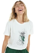 Kadın Beyaz Relaxed Fit %100 Pamuk Tişört – Çizgisel Portre & Yeşil Suluboya Vurgu Baskılı thumbnail 7