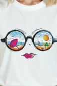 Kadın Beyaz Relaxed Fit %100 Pamuk Tişört – Güneşli Plaj & Gözlük Refleksi Baskılı thumbnail 8