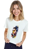 Kadın Beyaz Relaxed Fit %100 Pamuk Tişört – Çok Renkli Portre Suluboya & Karakalem Baskılı thumbnail 3