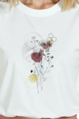Kadın Beyaz Relaxed Fit %100 Pamuk Tişört – Kuru Çiçek & Minimal Mürekkep Baskılı thumbnail 8
