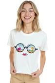 Kadın Beyaz Relaxed Fit %100 Pamuk Tişört – Güneşli Plaj & Gözlük Refleksi Baskılı thumbnail 3