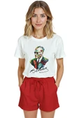 Kadın Beyaz Relaxed Fit %100 Pamuk Tişört – Renkli Atatürk Portre Suluboya Baskılı thumbnail 1