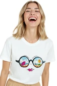 Kadın Beyaz Relaxed Fit %100 Pamuk Tişört – Güneşli Plaj & Gözlük Refleksi Baskılı thumbnail 5