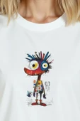 Kadın Beyaz Relaxed Fit %100 Pamuk Tişört – Renkli Soyut Karakter & Çizgisel Baskılı thumbnail 7