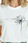 Kadın Beyaz Relaxed Fit %100 Pamuk Tişört – İnce Mürekkep Çiçek Baskılı thumbnail 8