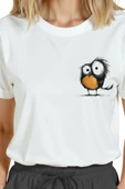 Kadın Beyaz Relaxed Fit %100 Pamuk Tişört – Sevimli Kuş Sol Göğüs Baskılı thumbnail 8