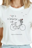 Kadın Beyaz Relaxed Fit %100 Pamuk Tişört – Bisiklet Doodle Baskılı thumbnail 8