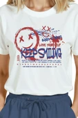 Kadın Beyaz Relaxed Fit %100 Pamuk Tişört – Grafiti “Keep Smiling” & Sokak Tipografi Baskılı thumbnail 6