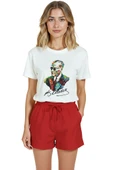 Kadın Beyaz Relaxed Fit %100 Pamuk Tişört – Renkli Atatürk Portre Suluboya Baskılı thumbnail 5