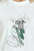 Kadın Beyaz Relaxed Fit %100 Pamuk Tişört – Çizgisel Portre & Yeşil Suluboya Vurgu Baskılı thumbnail 8