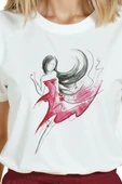 Kadın Beyaz Relaxed Fit %100 Pamuk Tişört – Suluboya Dansçı ve Kırmızı Elbise Baskılı - 7