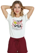 Kadın Beyaz Relaxed Fit %100 Pamuk Tişört – Grafiti Smile & Good Vibes Baskılı thumbnail 5