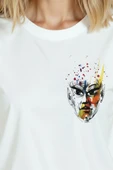 Kadın Beyaz Relaxed Fit %100 Pamuk Tişört – Suluboya Soyut Yüz Baskılı thumbnail 7