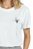 Kadın Beyaz Relaxed Fit %100 Pamuk Tişört – İnce Mürekkep Çiçek Sağ Göğüs Baskılı thumbnail 8