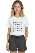 Kadın Beyaz Relaxed Fit %100 Pamuk Tişört – Karakalem & Altın Kalpler Düzeni Baskılı thumbnail 5