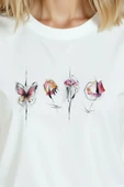 Kadın Beyaz Relaxed Fit %100 Pamuk Tişört – Suluboya Kelebek & Çiçek Sıralı Baskılı thumbnail 8