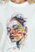 Kadın Beyaz Relaxed Fit %100 Pamuk Tişört – Renkli Çizgisel Karalama Yüz Baskılı thumbnail 7
