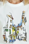 Kadın Beyaz Relaxed Fit %100 Pamuk Tişört – Sokak Kafeleri & Renkli Evler Baskılı thumbnail 7