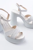 P-105 Beyaz Çapraz Kalın Topuklu Kadın Sandalet thumbnail 3